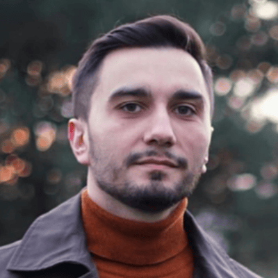 Arek zaczął w 2018 roku w SPOC, potem przeszedł do KMD, gdzie automatyzował service requesty i rozwijał CSM, Service Catalog, SLM i Availability. Odpowiadał za rozwiązania Data Security i silnik integracyjny. Obecnie jest architektem i nadal zajmuje się developmentem. Pasjonuje się elektroniką i japońskimi autami.